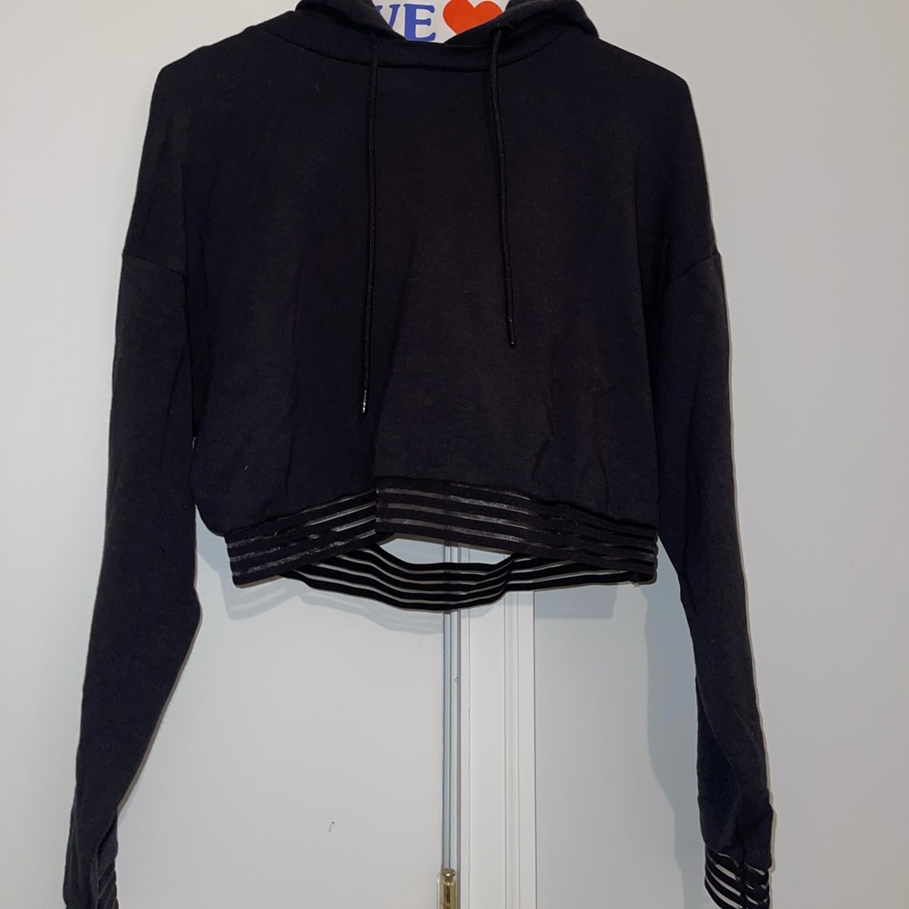 Alo cropped sweatshirt with cutout design on lower back. Super soft material.